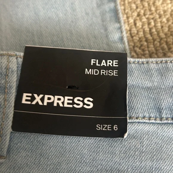 Express Mid Rise Light Wash '70s Flare Jeans size 6 NWT - Picture 8 of 8